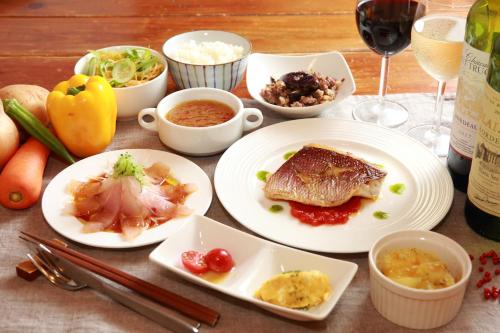 南種子町にある種子島民宿はぴすまの食べ物の皿とワインのグラスが置かれたテーブル