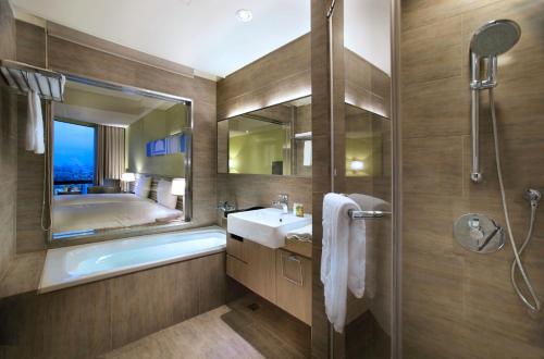 Kamar mandi di Park City Hotel - Luzhou Taipei