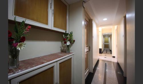 A kitchen or kitchenette at Hotel Airlines International