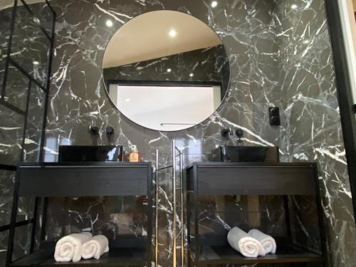 une salle de bain avec deux lavabos et un miroir dans l'établissement La Terrasse Sainte Catherine, à Bordeaux