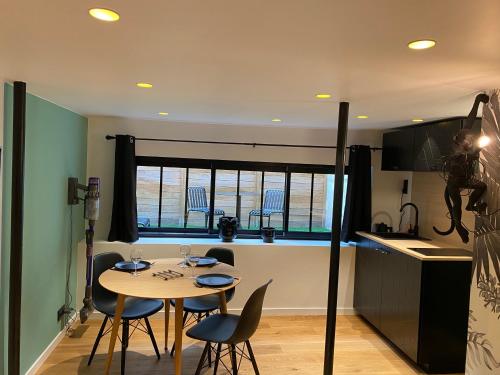 une cuisine et une salle à manger avec une table et des chaises dans l'établissement La Terrasse Sainte Catherine, à Bordeaux