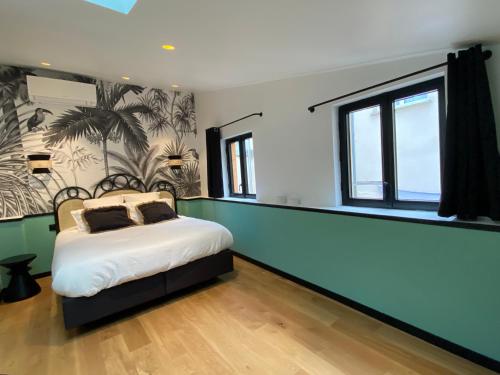 une chambre avec un lit et une fenêtre dans l'établissement La Terrasse Sainte Catherine, à Bordeaux