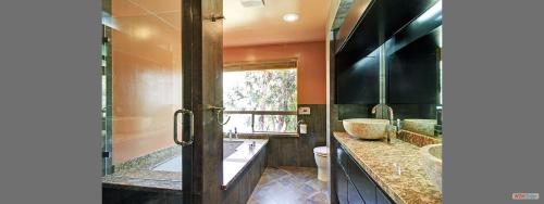 Galeriebild der Unterkunft Idyllic secluded mountain Villa of 100 Games w/pool & spa in Altadena