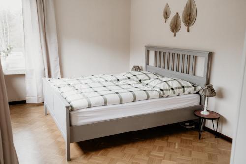 Bett in einem weißen Zimmer mit Bettrahmen in der Unterkunft Ferienhaus Olive in Winterberg