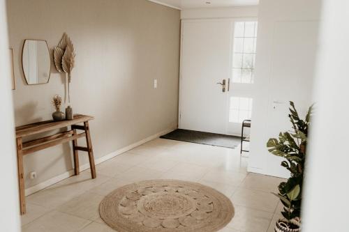 een woonkamer met een tafel en een spiegel bij Ferienhaus Olive in Winterberg