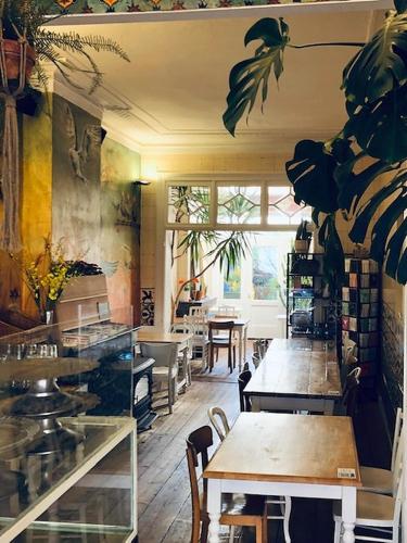 a restaurant with tables and chairs in a room at Logies Lapin in Antwerp