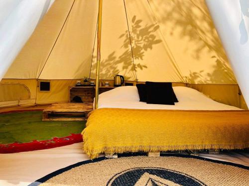 ein Schlafzimmer mit einem Bett in einem Zelt in der Unterkunft Glampspace - Szlak Beskidzki in Mienzebrosche