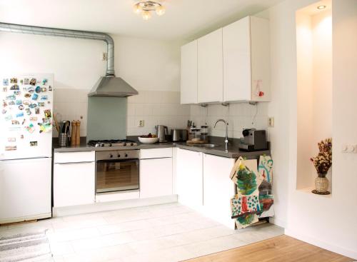 A kitchen or kitchenette at Beautiful family house 5 min away from Amsterdam