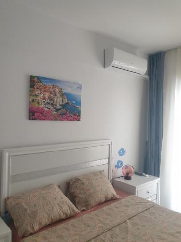 ein Schlafzimmer mit einem Bett und einem Wandgemälde in der Unterkunft Blue apartament in Mamaia