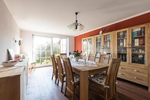 een eetkamer met een houten tafel en stoelen bij Genesungsort Landhaus Dammert in Oppach