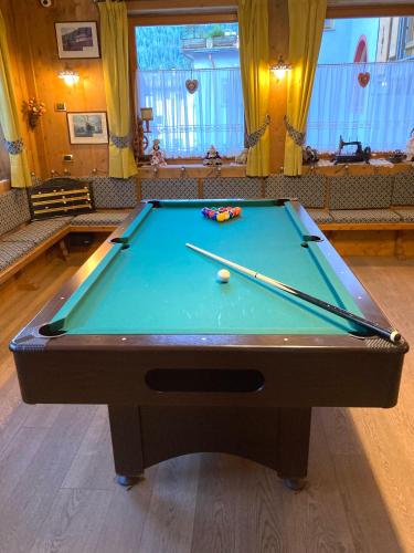 Biliár nebo kulečník v ubytování Hotel Alba Wellness & Spa