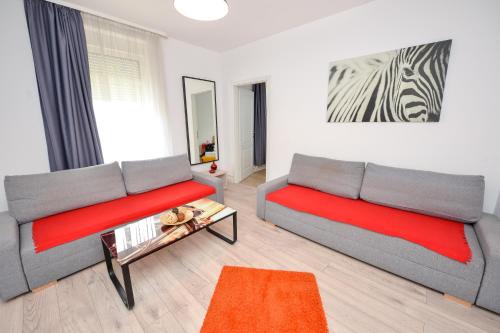 ein Wohnzimmer mit 2 Sofas und einem Tisch in der Unterkunft City Center Accommodation in Bukarest