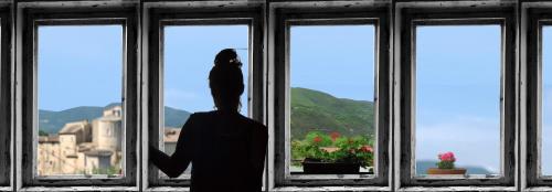 Pemandangan gunung umum atau pemandangan gunung yang diambil dari hotel