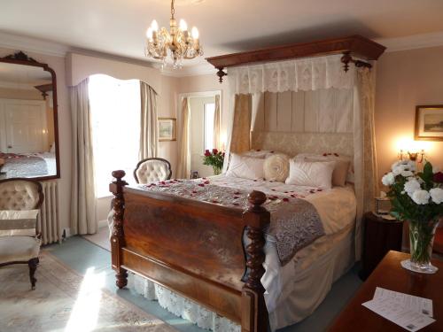 Tempat tidur dalam kamar di Queen Anne House