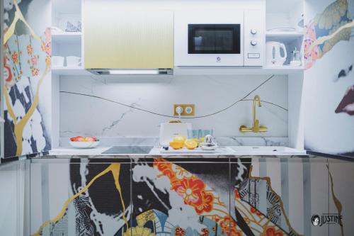 TV a/nebo společenská místnost v ubytování Suite Kintsugi by Justine Apartments Apartamento turístico en Madrid Río