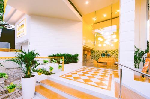 uma casa com piso em xadrez em Bloom Hotel - Indiranagar em Bangalore