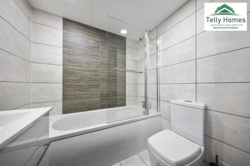 A bathroom at By NEC and Airport- 5 percent off weekly and 10 percent off monthly bookings-1 Bedroom Apartment at Telly Homes Limited Birmingham - Free WiFi, Aster unit