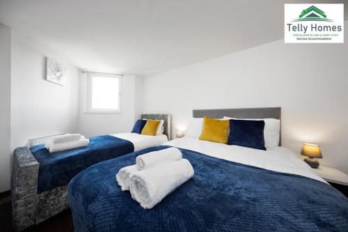 A bed or beds in a room at By NEC and Airport- 5 percent off weekly and 10 percent off monthly bookings-1 Bedroom Apartment at Telly Homes Limited Birmingham - Free WiFi, Aster unit