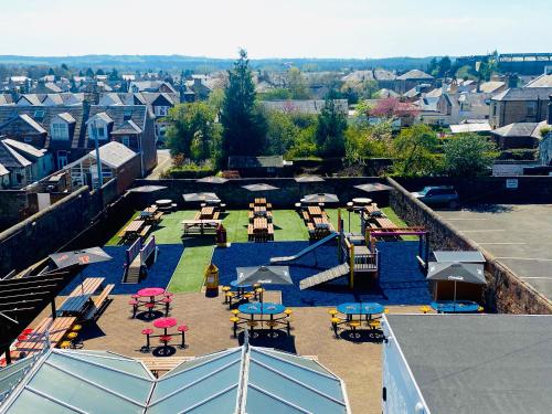 una vista aérea de un parque con mesas y sillas en The Portmann Hotel, en Kilmarnock