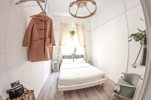 羅馬的住宿－Coliving Trastevere，小房间,墙上有一张床和一件外套