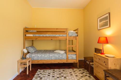 Un pat sau paturi într-o cameră la Pasteleira Relaxing Apartment