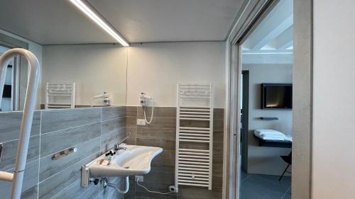 łazienka z umywalką i lustrem w obiekcie Tranquillo UpTown Lecce w mieście Lecce