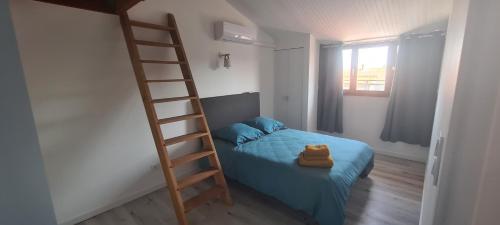 1 dormitorio con litera y escalera en Agréable maison en duplex dans un quartier calme, en Perpiñán