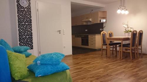 ein Wohnzimmer und eine Küche mit einem Tisch und Stühlen in der Unterkunft Ferienwohnung Viktoria in Bad Kissingen