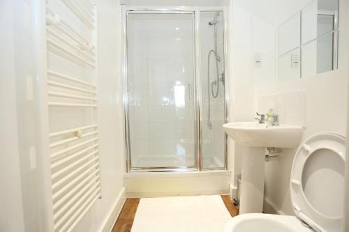Ett badrum på Lovely View 2 beds 2 bath Apartment, London