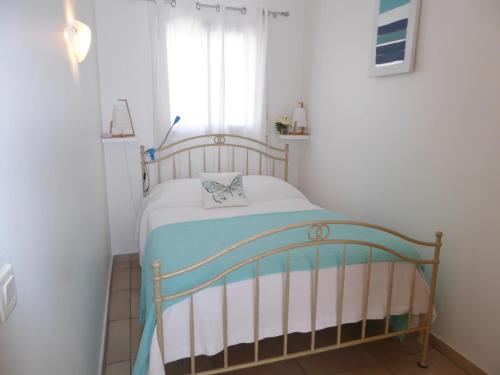 カンヌにあるPalais Rouazeの窓付きの部屋にベッドが備わる小さなベッドルーム1室が備わります。