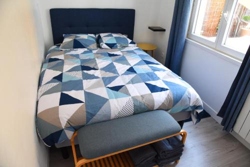 une chambre avec un lit, une chaise et une fenêtre dans l'établissement Kimme blue - terrasse exceptionnelle plein centre, à Orléans