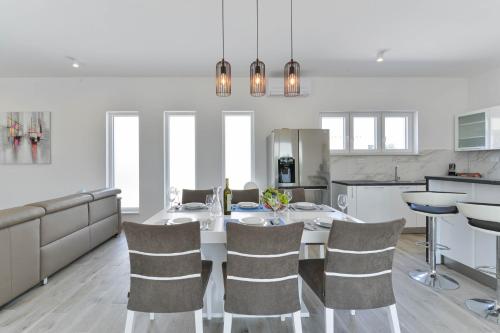 Villa Manuela with heated pool 400 meters from the sea - by TA Leut Agency