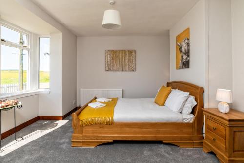 - une chambre avec un lit et une fenêtre dans l'établissement Stunning, Remodelled Cottage, Picturesque Location, à Duncanston
