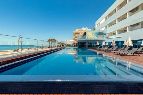 Swimming pool sa o malapit sa Dom Jose Beach Hotel (Plus)