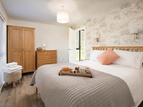 Кровать или кровати в номере Lambs Lodge