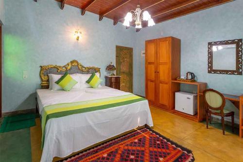 1 dormitorio con 1 cama, 1 mesa y 1 silla en Villa Carla en Balapitiya