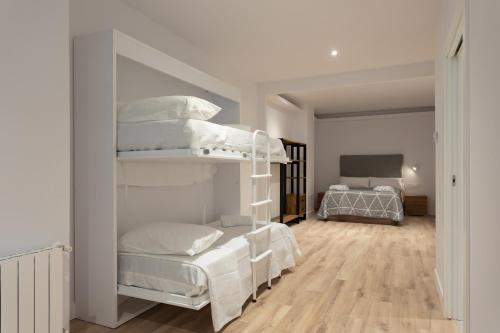 Krevet ili kreveti na kat u jedinici u objektu APARTAMENTOS ARRIET