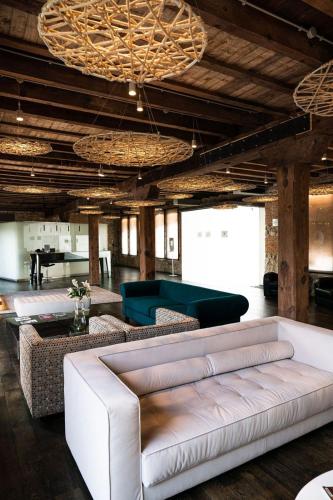 a living room with a white couch and a table at Hotel AF Pesquera in Peñafiel