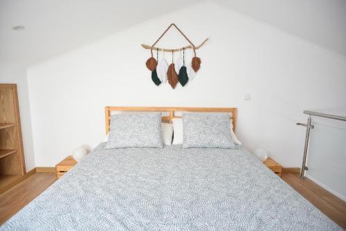 een slaapkamer met een bed met een blauw dekbed bij Dabneys Studio in Horta