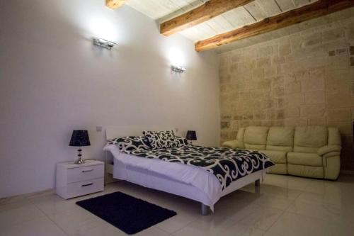 A bed or beds in a room at Valletta-Central duplex maisonette