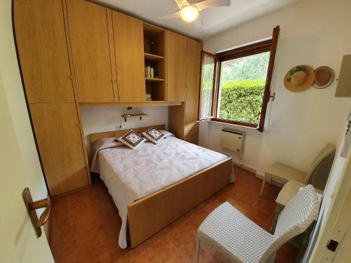 ein kleines Schlafzimmer mit einem Bett und einem Fenster in der Unterkunft APARTMENT NIDO DELL'ARTE - Regarda Travel in Bardolino