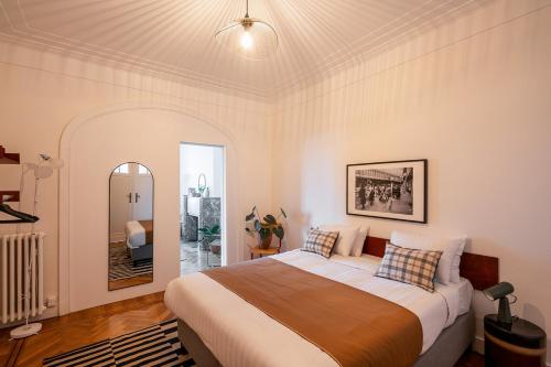 een slaapkamer met een groot bed in een kamer bij Smartflats Design - Esplanade in Brussel