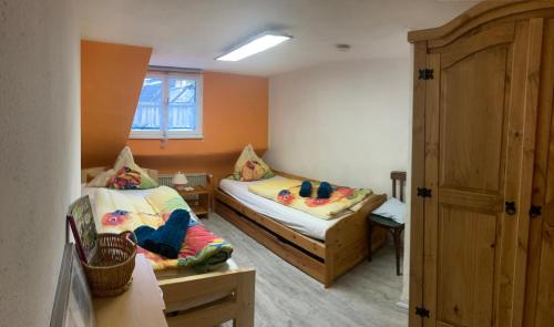 a small room with two beds and a window at Ferienwohnung am Markt in Monschau