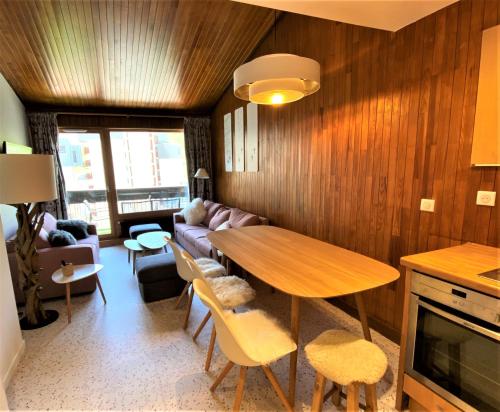un salon avec une table et un canapé dans l'établissement Tignes duplex 8-10 p avec parking, à Tignes