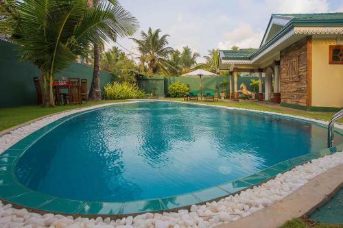 una piscina en el patio trasero de una casa en Villa Carla en Balapitiya