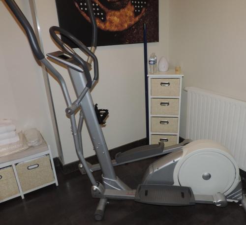 - un vélo d'appartement dans une salle avec une table dans l'établissement Hotel No Minoé, à Locminé