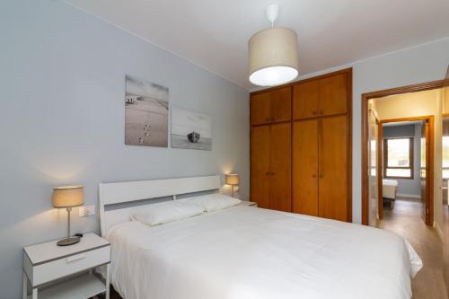 Voodi või voodid majutusasutuse HomeForGuest NEW Modern Apartment with pool toas