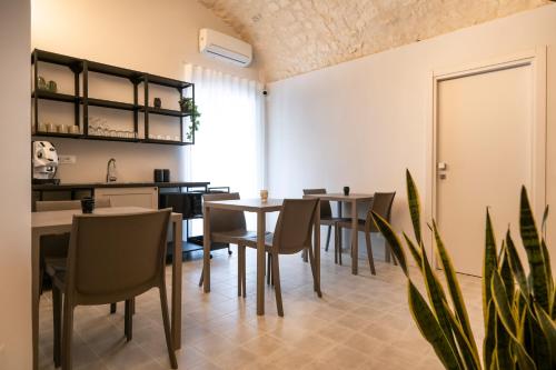 uma sala de jantar com mesa e cadeiras em Moronero em Ragusa