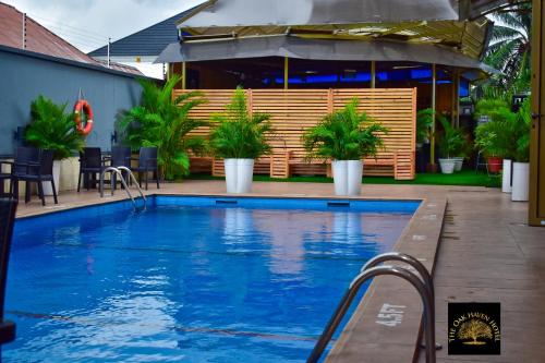 The swimming pool at or close to Oak Haven Hotel & Suites