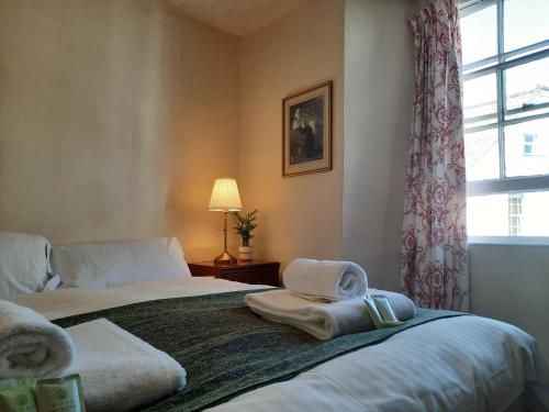 Ένα ή περισσότερα κρεβάτια σε δωμάτιο στο Lion Hotel Dulverton